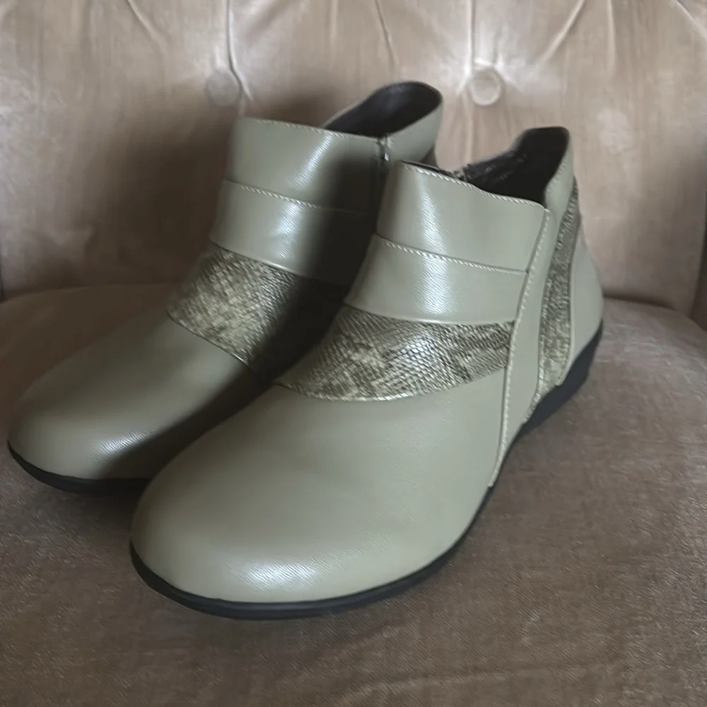 Women’s sz 9 Comfort view Jolene soft sage green booties zip up new - Picture 3 of 8